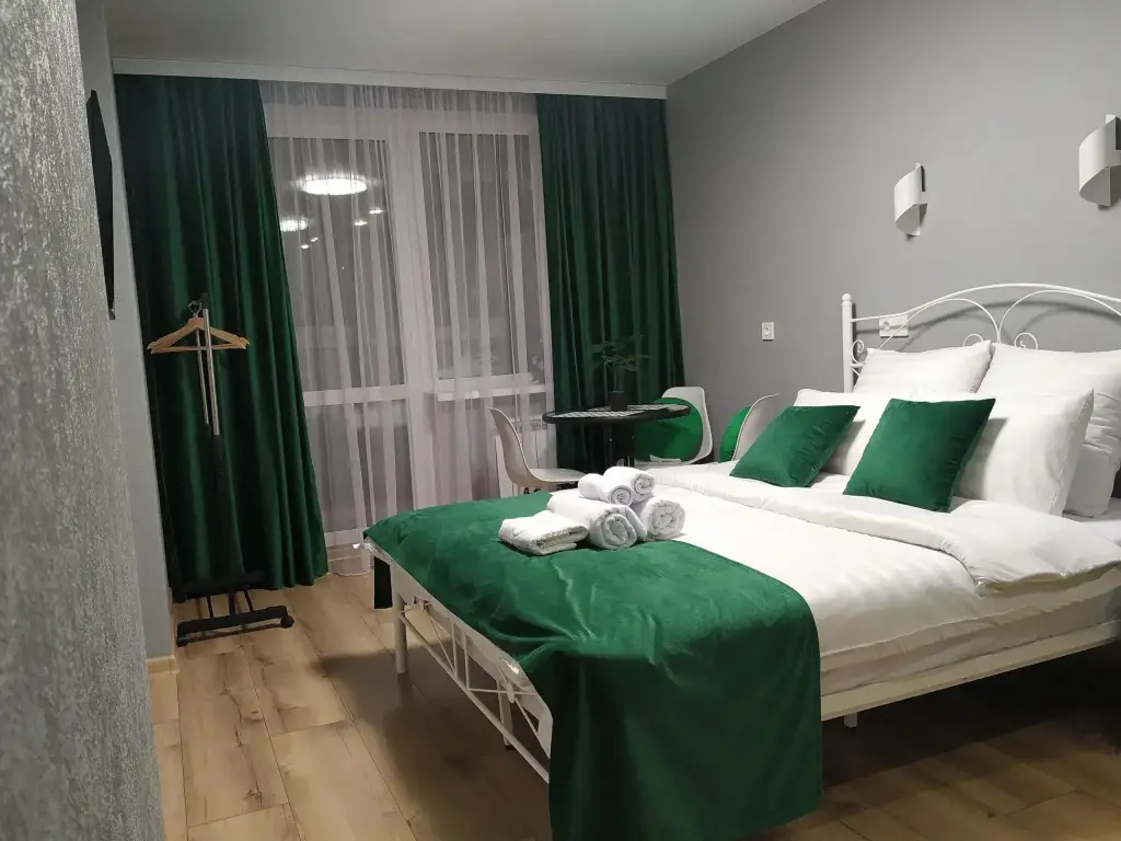 Апартаменты RentHome студия Изумруд на Южном шоссе у ТЦ Амбар — фото 1