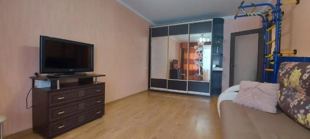 Самара: Kvartira Na Cheremshanskoy Apartments