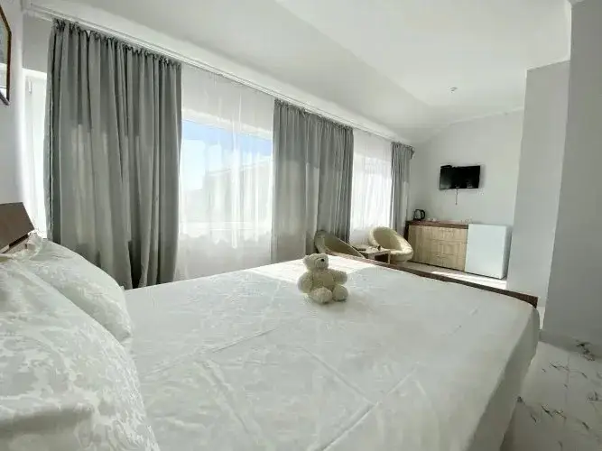 Прибрежное (Сакский район): Azur Hotel