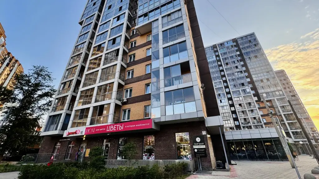 Сеть Nasutki38 | Поцелуй Розы в центре города у Модного квартала — фото 1