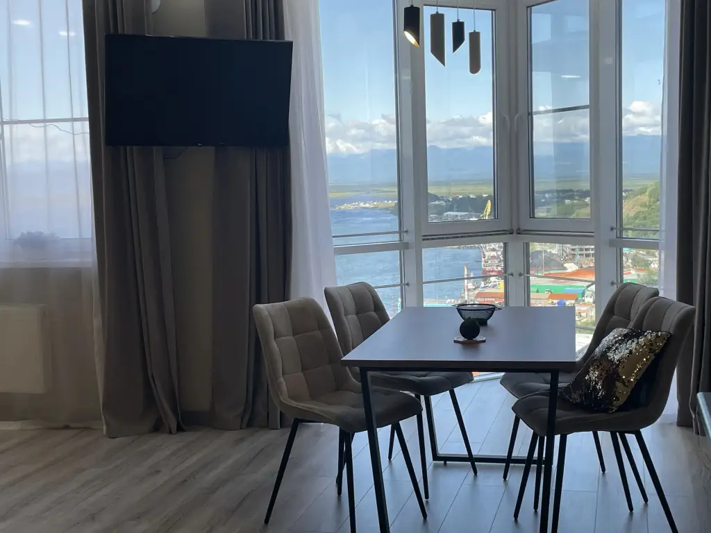 Петропавловск-Камчатский: Квартира New-Sea с видом на бухту, вулкан, горы и лес