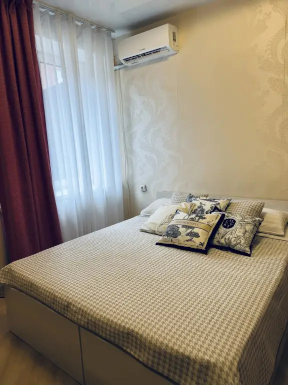 Владивосток: Апартаменты Red на Комарова 45