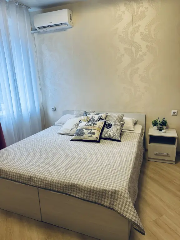 Владивосток: Апартаменты Red на Комарова 45