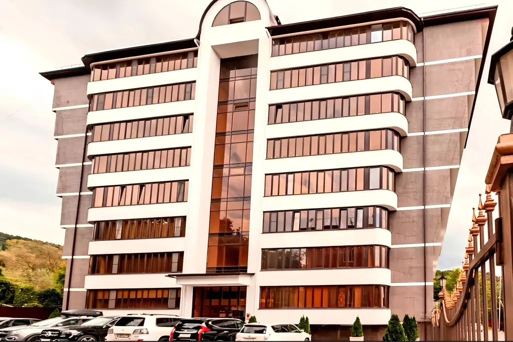 Кисловодск: Elitnye Apartamenty Iriny Savelyevoy - Park - "krasnoye Solnyshko" - Parkovka