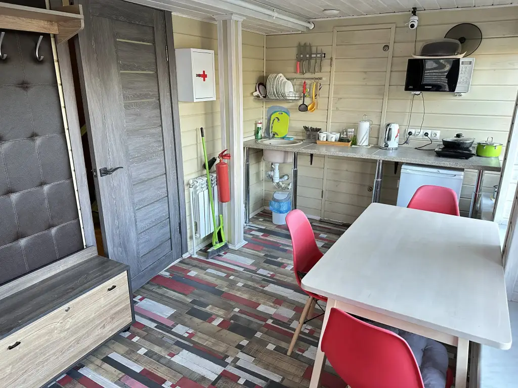 Изборск: Частный дом MedvedHouse с большой территорией в тихом месте в центре Изборска