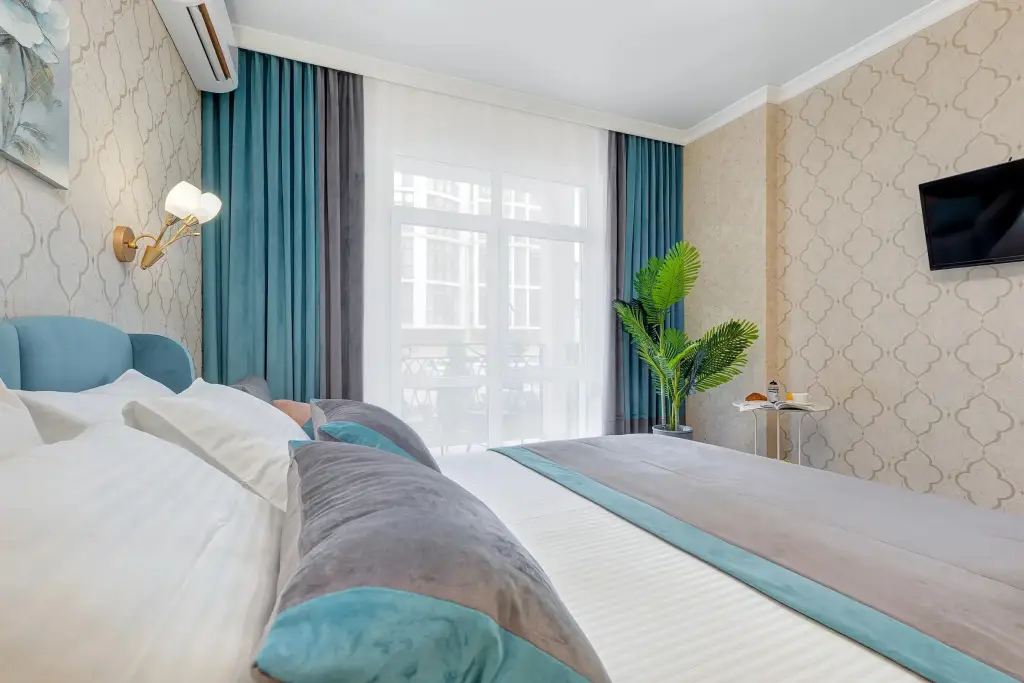 Геленджик: Апартаменты с балконом  Sea Breeze & SPA