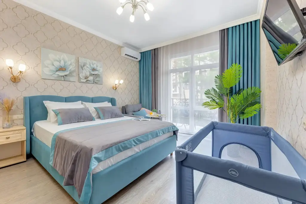 Геленджик: Апартаменты с балконом  Sea Breeze & SPA