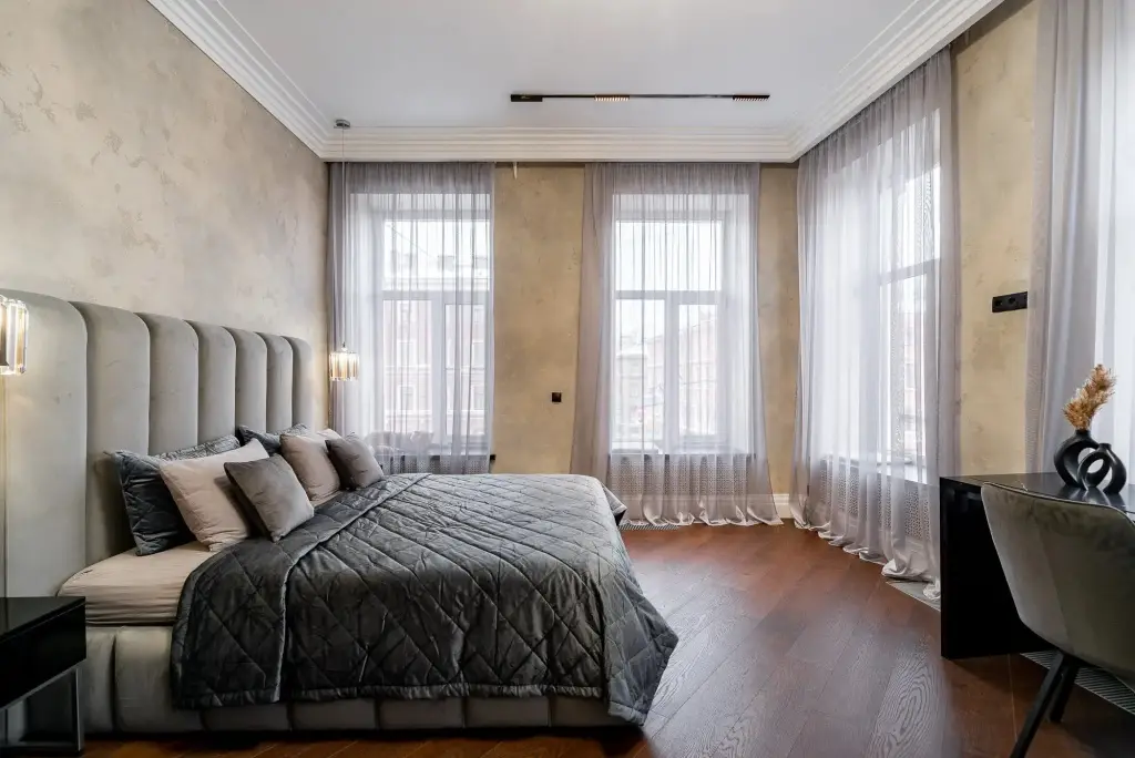 Sukhaparina: Апартаменты 2 Комнаты с Эркером на Канале Грибоедова