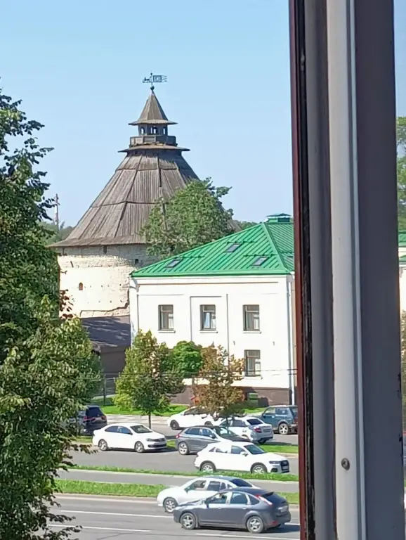 Псков: Квартира с Видом на Покровскую Башню