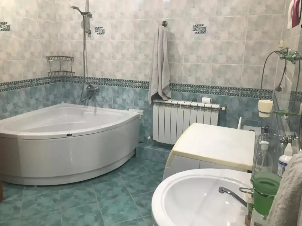 Сочи: Трехэтажный дом на Ландышевой улице 10