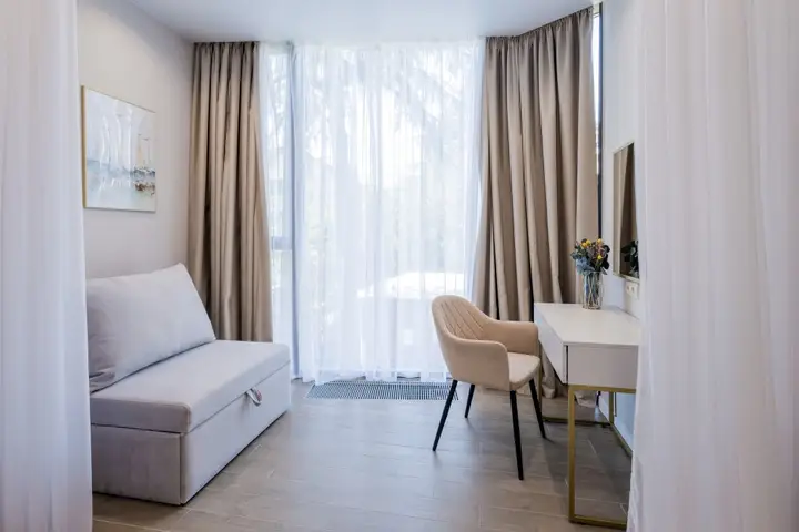 Сочи: Апартаменты Mirror Family ApartAmore Студия стандарт с видом на бассейн