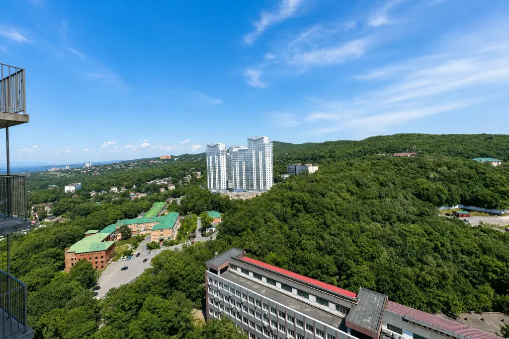 Владивосток: Квартира Двухкомнатная с Панорамными Окнами Недалеко от Моря
