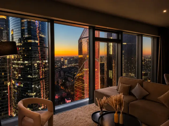 Москва: Апартаменты Sky City Moscow Подсветка Алиса Макс Большая гостиная с панорамой