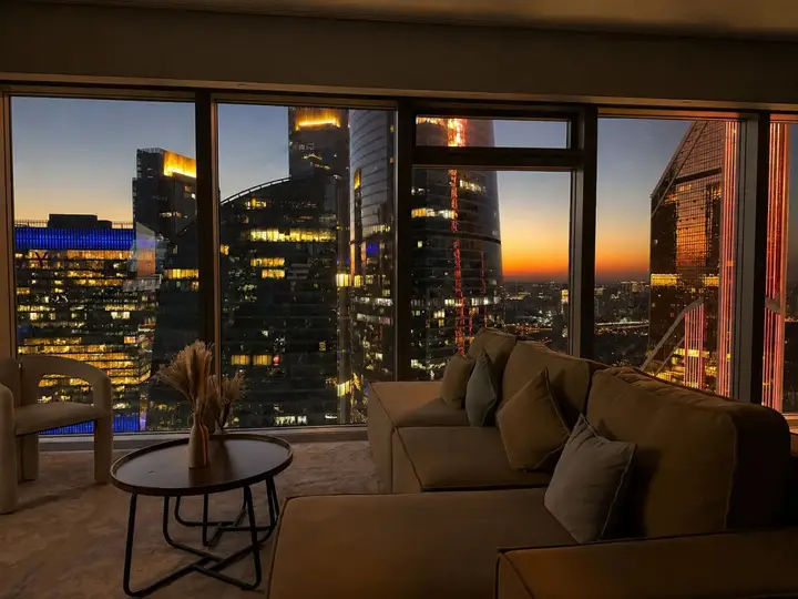 Москва: Апартаменты Sky City Moscow Подсветка Алиса Макс Большая гостиная с панорамой