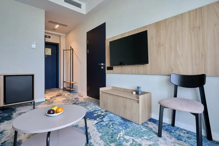 Сочи: Апартаменты в Космос Адлер у ЖД (УК V-hotels)