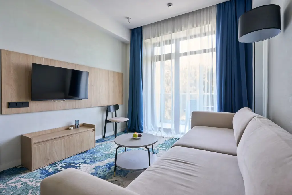 Сочи: Апартаменты в Космос Адлер у ЖД (УК V-hotels)