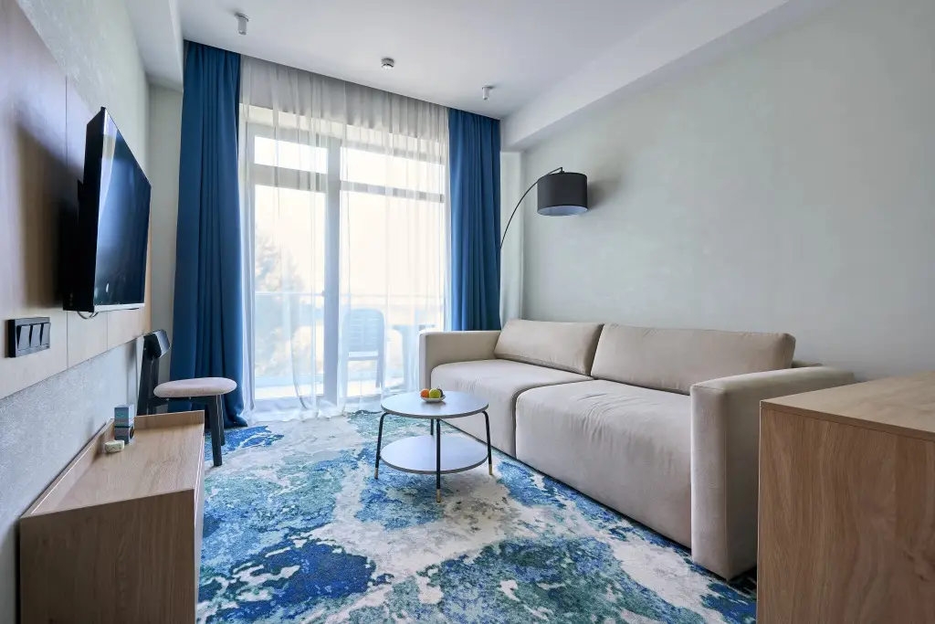 Сочи: Апартаменты в Космос Адлер у ЖД (УК V-hotels)