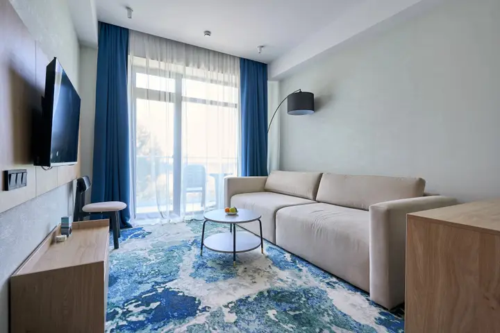 Сочи: Апартаменты в Космос Адлер у ЖД (УК V-hotels)