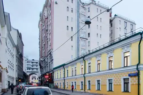 Москва: Gnezdnikovsky Pereulok Apartment