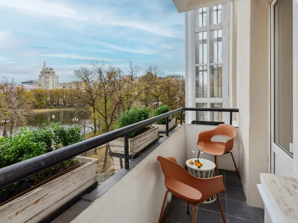 Москва: Квартира GM Apartments Стильная Трехкомнатная с балконом и видом на Патриаршие