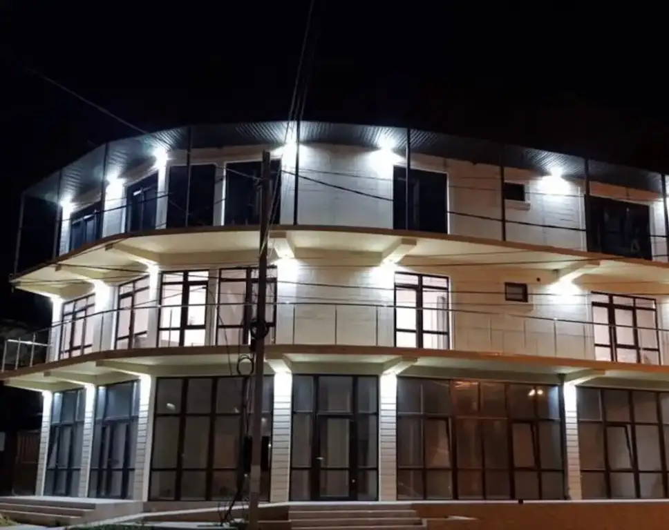 Вардане: Parus Hotel