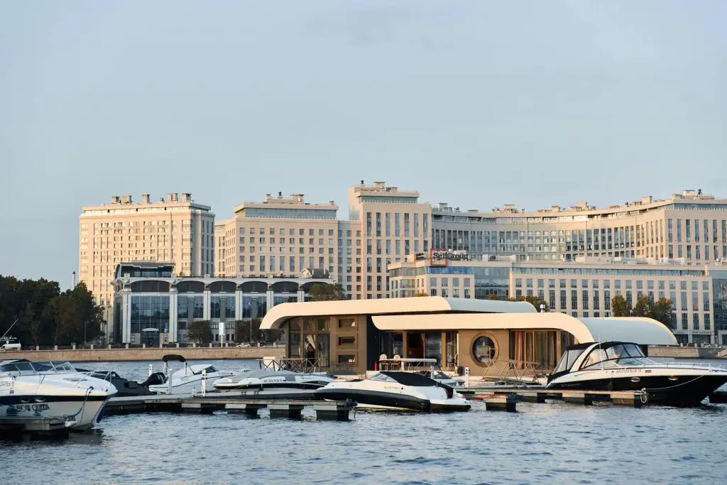 Санкт-Петербург: Частный дом Дом на воде Whitemare на Петроградской