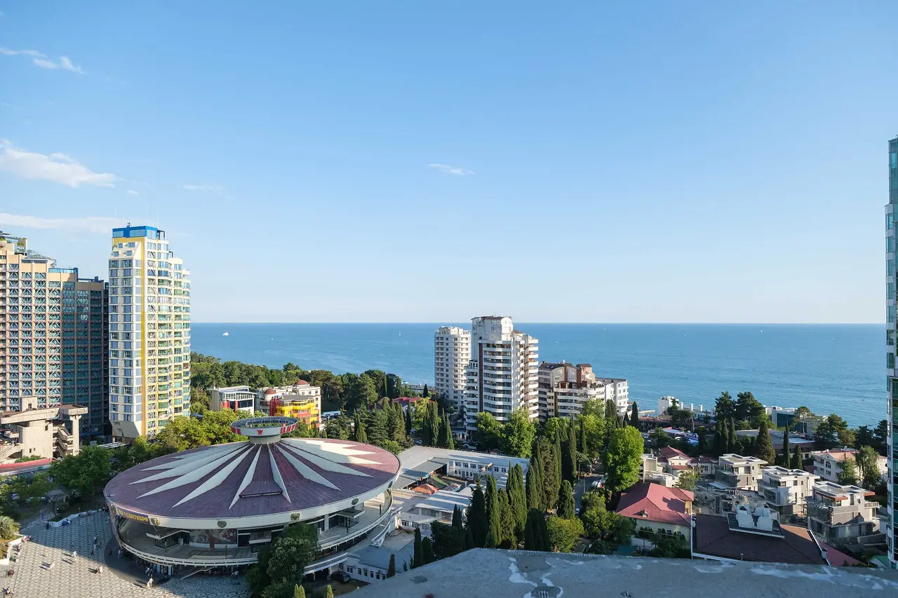 Сочи: 4-комн.кв. первая линия, вид на море . 3 спальни 022