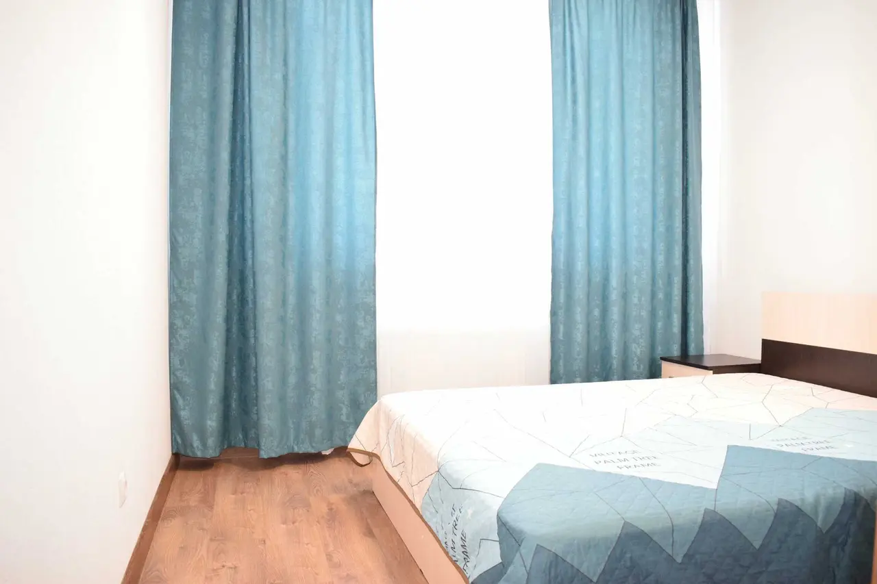 Тюмень: "Абсолют-нв" Апартаменты 1+ на Первооткрывателей 6