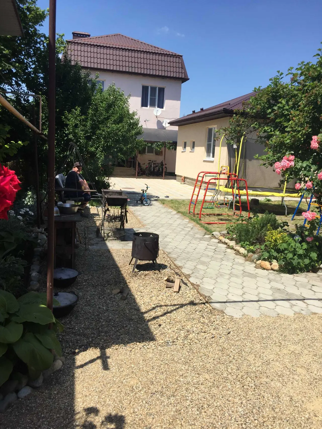 Анапа: Дом в городе Анапа. В доме с комфортом могут разместиться до 6 человек.