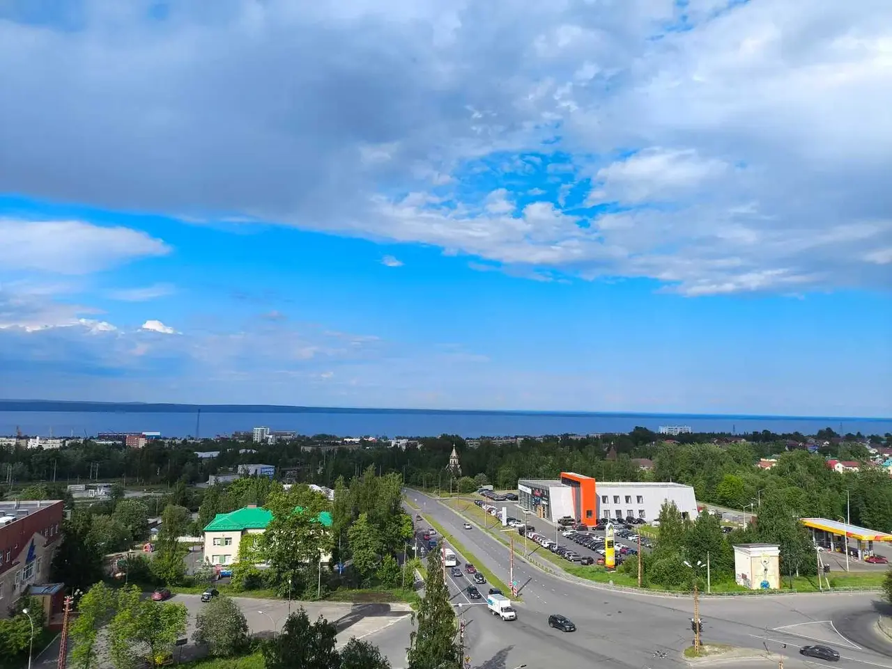 Петрозаводск: Современная квартира с видом на озеро