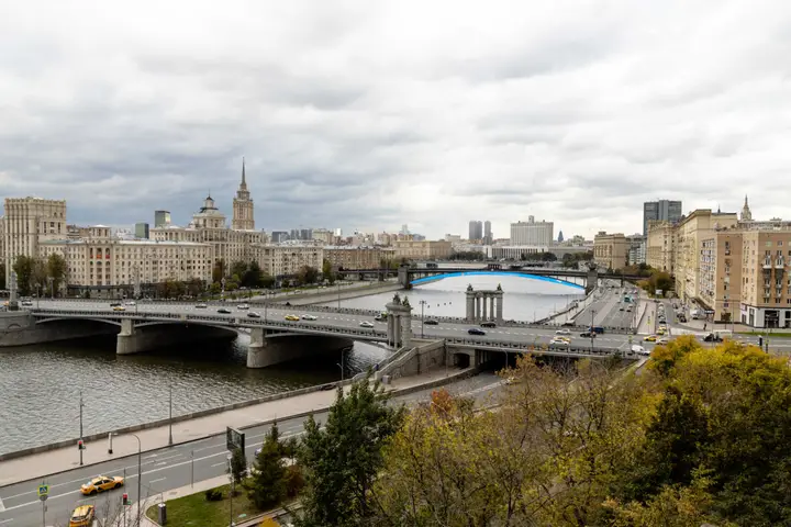 Москва: Двухкомнатная квартира с панорамным видом на Москва-реку, Москва-Сити и Белый дом у м.Смоленская.