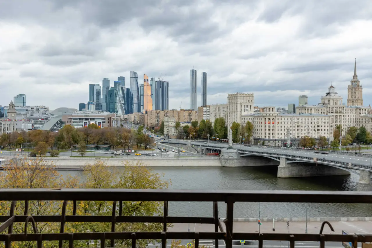 Москва: Двухкомнатная квартира с панорамным видом на Москва-реку, Москва-Сити и Белый дом у м.Смоленская.
