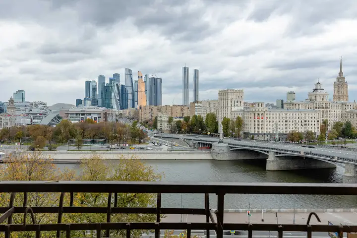 Москва: Двухкомнатная квартира с панорамным видом на Москва-реку, Москва-Сити и Белый дом у м.Смоленская.