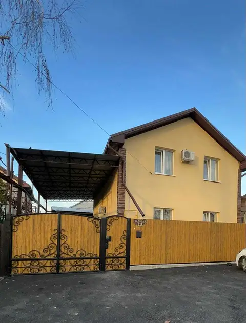 Дом на 4 квартиры с собственной парковкой на ул. Садовая, 213 — фото 1