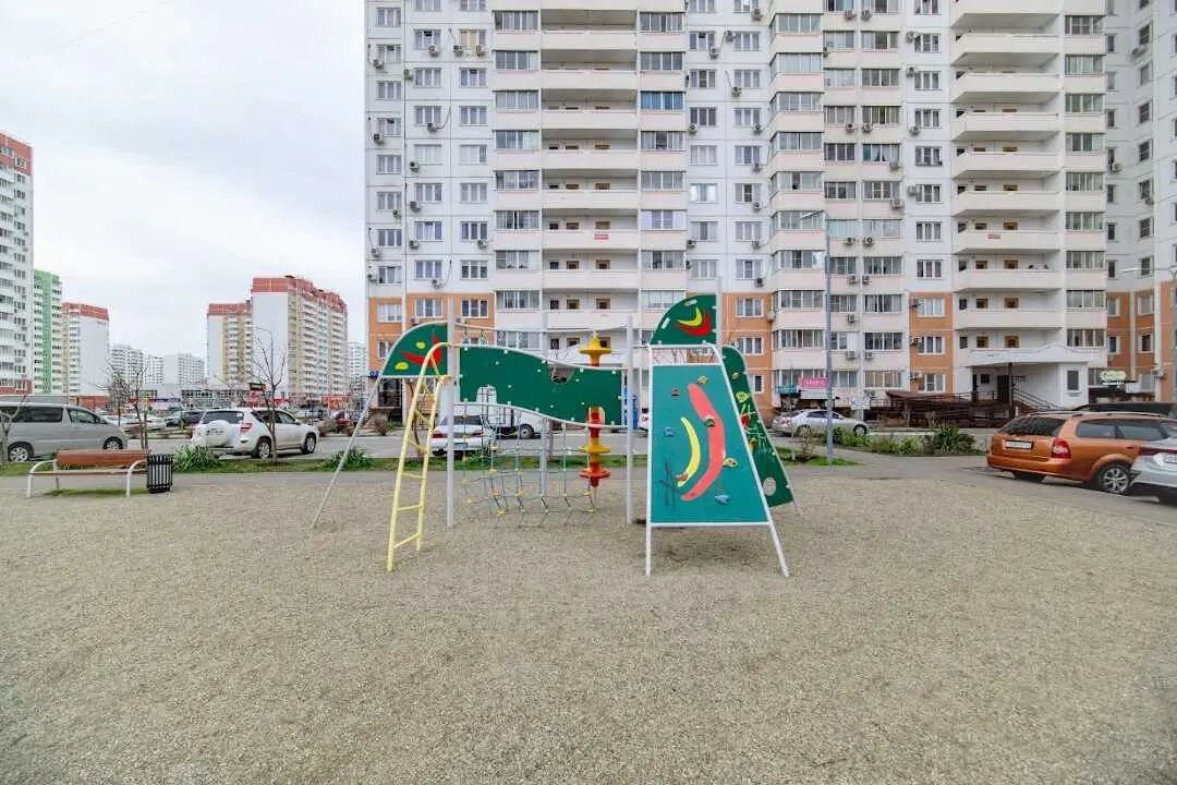 Краснодар: Квартира с Видом на Двор и на Улицу на Черкасской 135
