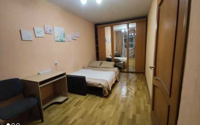 Большой камень: на Аллее Труда 20
