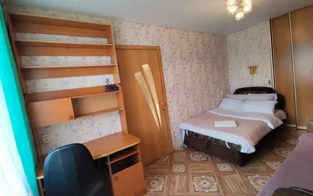 Большой камень: на Аллее Труда 20