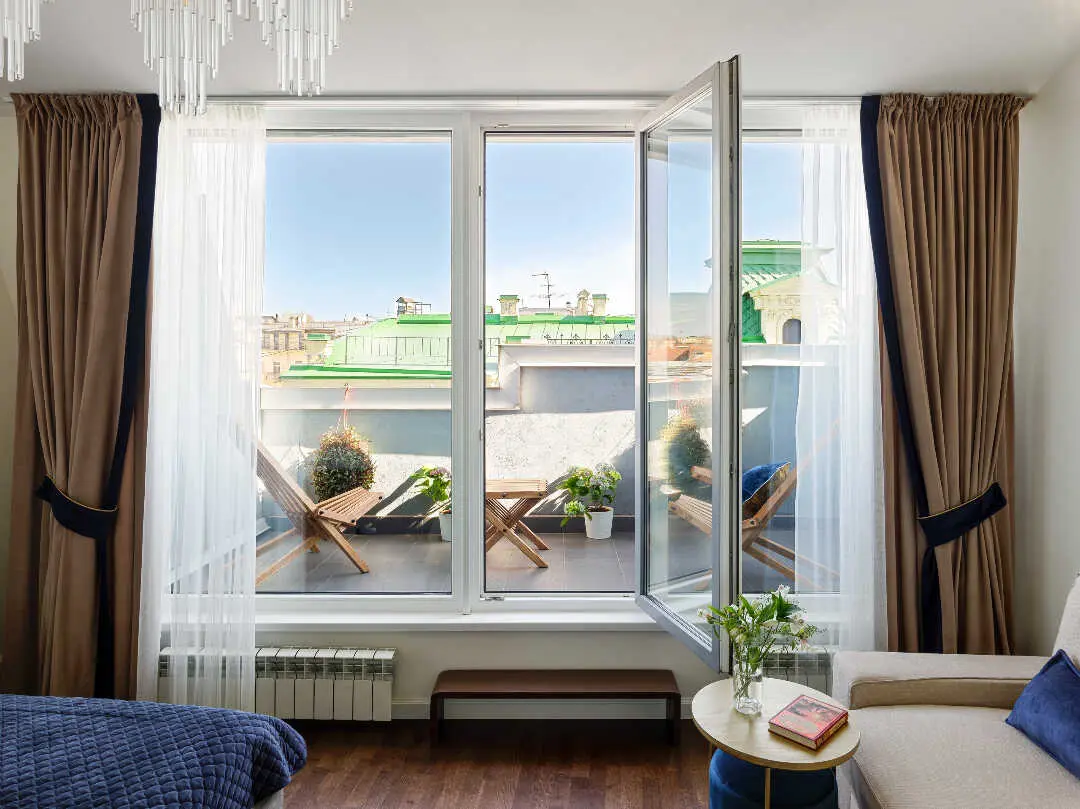 Санкт-Петербург: Minin Apartments Мансарда с двумя балконами на Невском 80м²