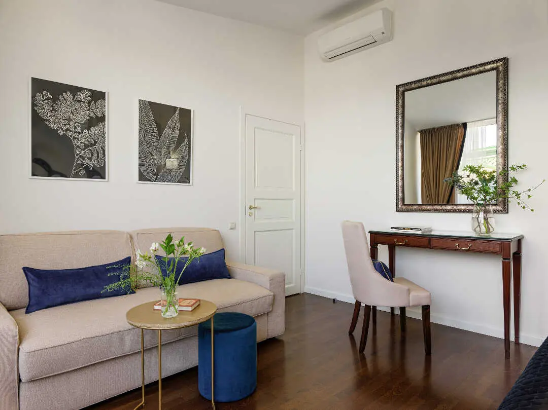 Санкт-Петербург: Minin Apartments Мансарда с двумя балконами на Невском 80м²