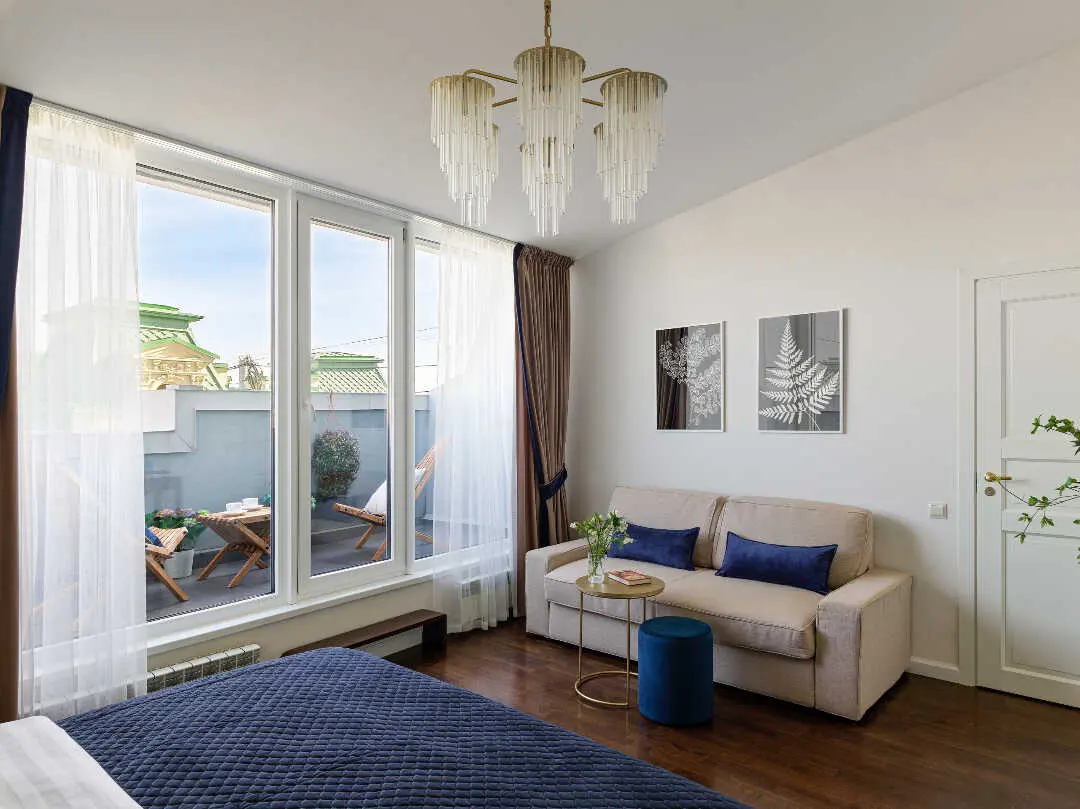Санкт-Петербург: Minin Apartments Мансарда с двумя балконами на Невском 80м²