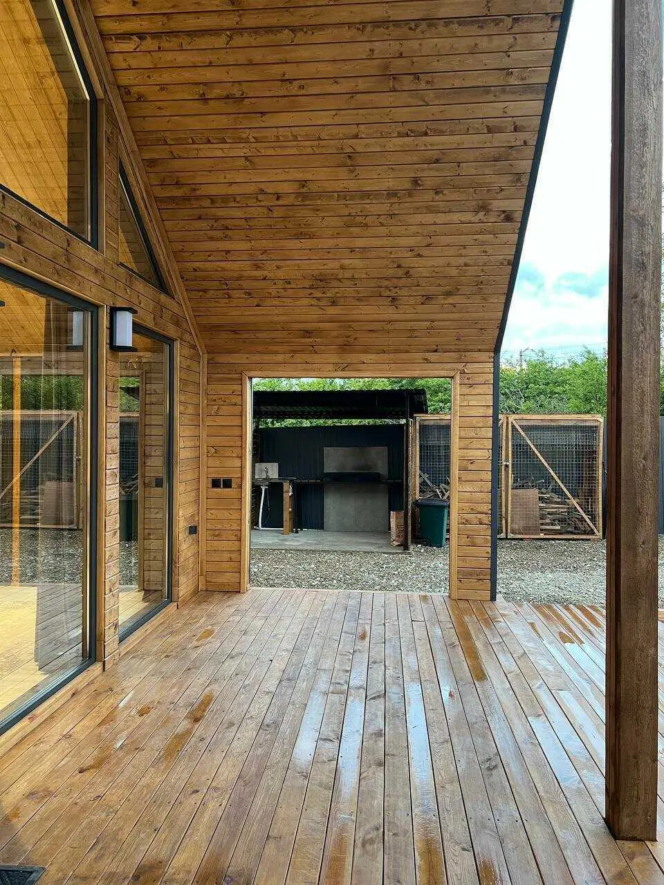 Русское: Barn-House у леса с бассейном и банным чаном