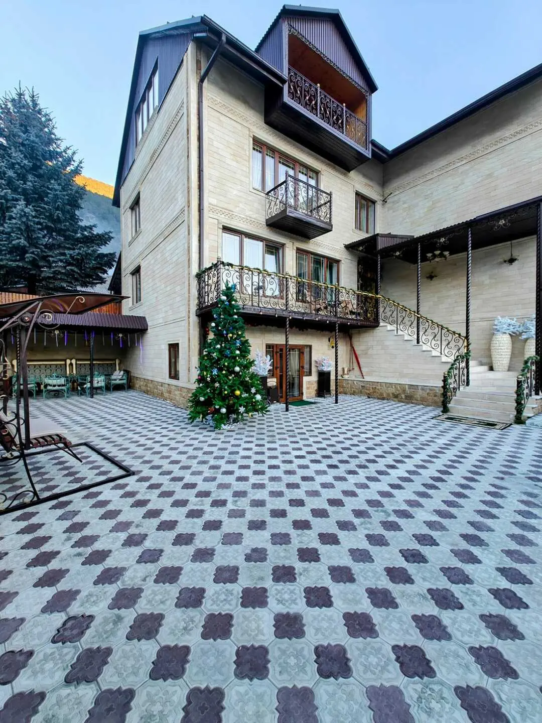 Теберда: Golden House