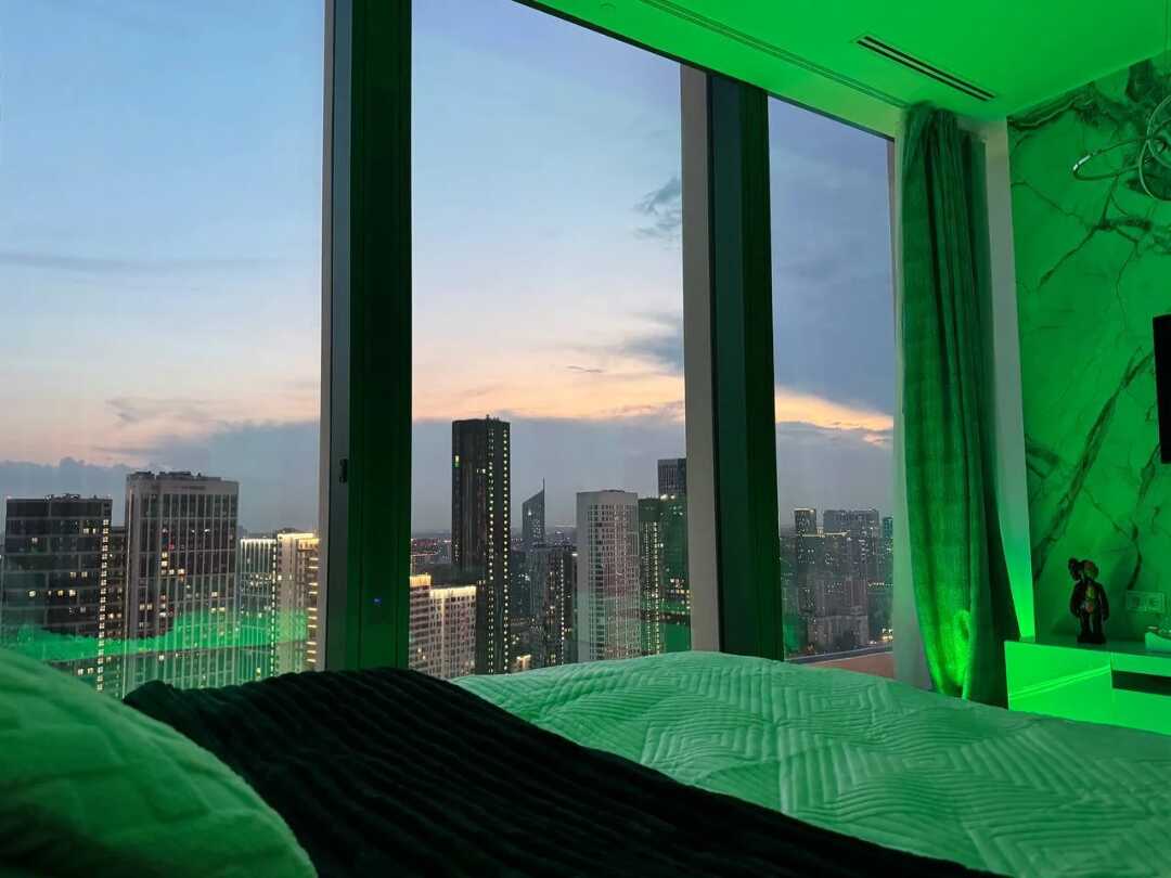 Москва: Sky City Moscow Уютная студия с подсветкой и Аэрохоккеем в Москва Сити! Закатная сторона!