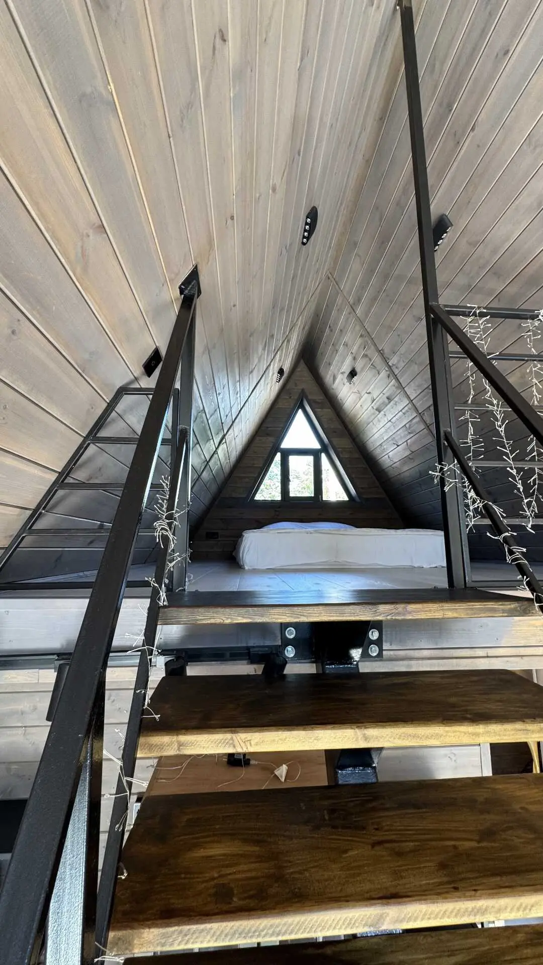 Артем: Уютный домик A-Frame