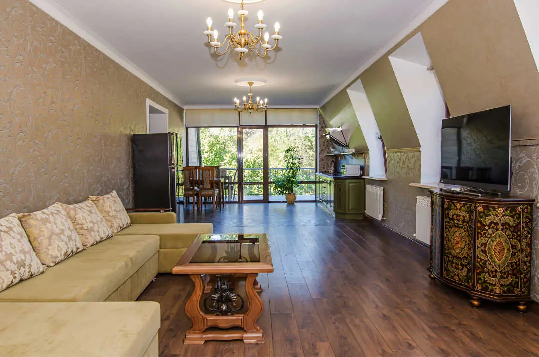 Трёхкомнатная квартира с балконом на Декабристов 7 — фото 1