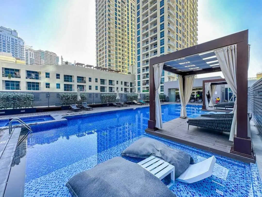 For Rent Dubai Sky-High Marina Chic: Sea Views & Designer Pool — фото 1