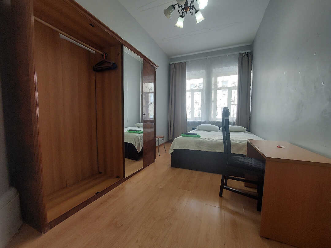 Санкт-Петербург: Меблированная комната N2, 11 линия, 46